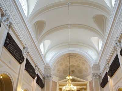 E le false volte, il soffitto a lacunari, gli altari di marmo, il lampadario di cristallo, appartengono proprio all'architettura e agli arredi tardo-barocchi